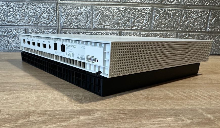 Ігрова консоль Xbox One X + 2 гри  / 1TB  2-0035 фото