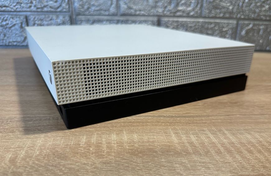 Ігрова консоль Xbox One X + 2 гри  / 1TB  2-0035 фото